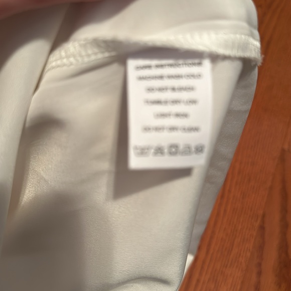 NWOT timeless pleated v-neck sleeveless top, white small - Picture 6 of 6